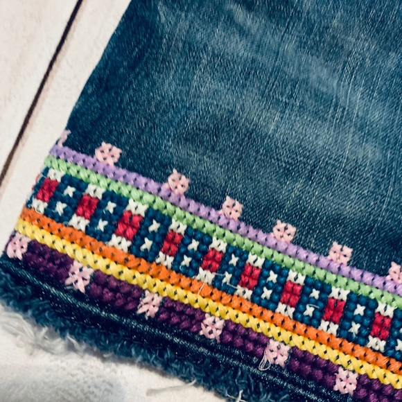 Cute Gap Embroidered Denim skirt - Picture 2 of 5